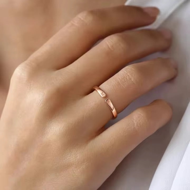 Ring mit 2 Initialen, mit Gravur und 3 verschiedene Farben