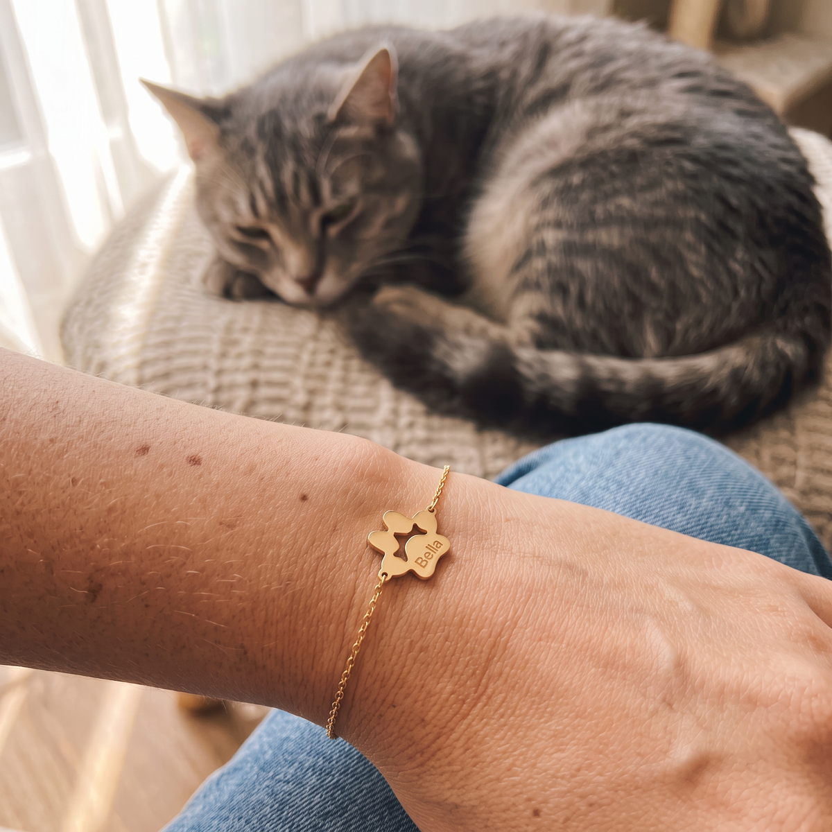 Personalized paw bracelet with engraving
