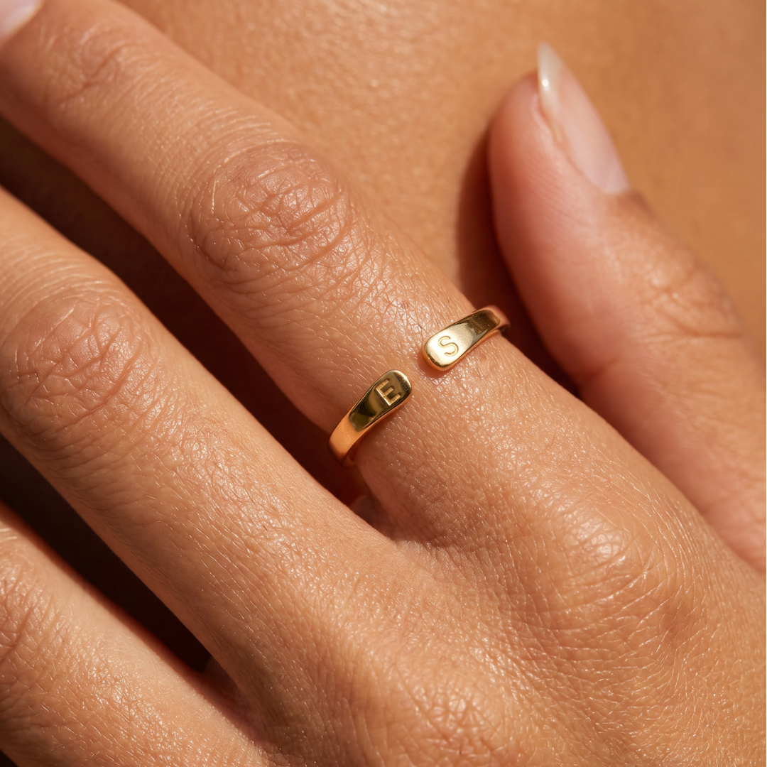 Ring mit 2 Initialen, mit Gravur und 3 verschiedene Farben